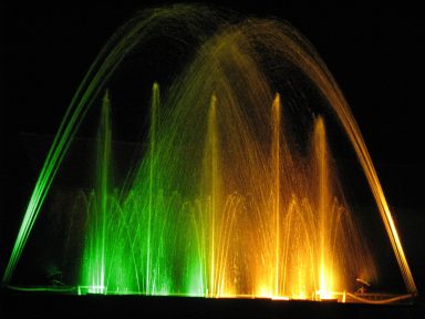 Fontaines dansantes colorés en verte et jaune