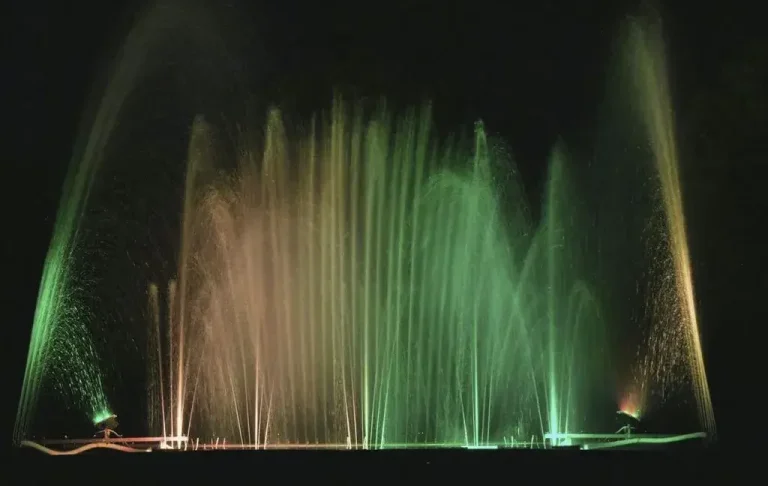 Les fontaines dansantes vertes orangés, spectacle son et lumière aquatique itinérant