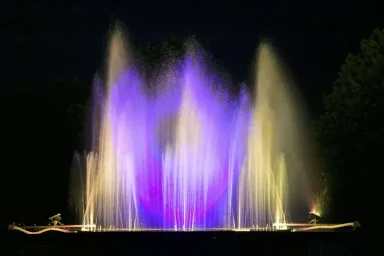 Les fontaines dansantes jaunes violettes, spectacle son et lumière aquatique itinérant