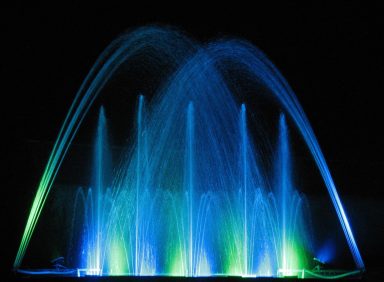 Les fontaines dansantes vertes bleutées, spectacle son et lumière aquatique itinérant