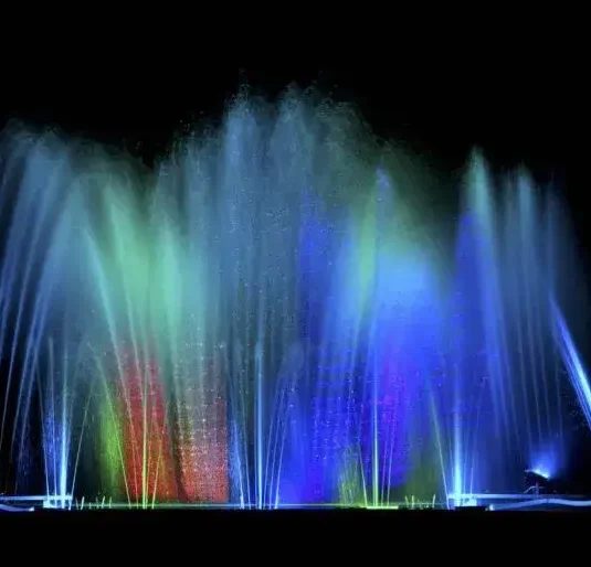 Aquatic show par Fontaines dansantes avec des couleurs bleutés